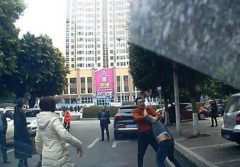 会车还要骂一句  “路怒”族街头上演全武行