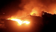 万州一家具厂凌晨大火 屋顶都被烧穿了