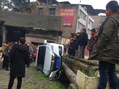 轿车路边上演“飞檐走壁”  垂直侧翻倒地