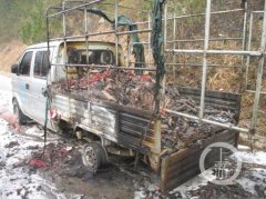 货车非法运输烟花爆竹引发爆炸起火