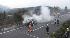 车行高速突发自燃烧成光架子 自驾前千万别忘了这事儿
