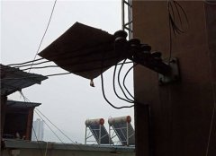 板子落在四根电线上面 摇摇晃晃好怕掉下来