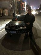 小伙醉驾撞车还想跑？ 司机驱车拦停