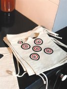 面具倾诉游戏网上走红 女孩戴面具讲述心中秘密