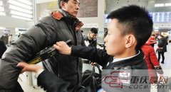 “95后”手检员每天弯腰2000次 除夕又不能陪父母