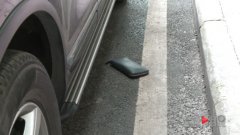 他拿走包里的四千五 却把二十万扔了