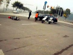 车主闯红灯被撞飞 自己受伤还得赔钱