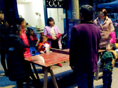 温馨！家长孩子围着自制球桌打乒乓球