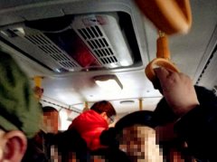 男子带一家子人插队被问责 反而理直气壮怼了回去