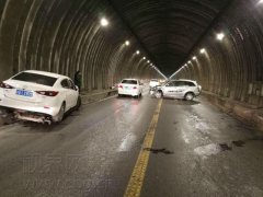 这位司机“真牛”！居然敢在高速公路隧道内调头！