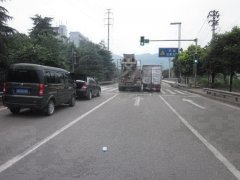 捡手机致车辆失控 小货车撞上大货车