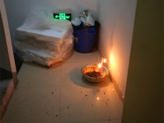 有人竟在小区楼梯间烧香  旁边还有易燃物