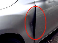 小区里“板板车”撞坏私家车  物业：我们没收停车费