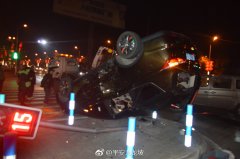 面包车十字路口抢秒通过  酿事故损失重