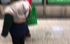 因为一根玩具弹弓 大妈带着孙子乘轻轨被阻