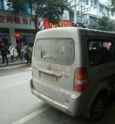 面包车布满灰车脏乱不堪   车身留言：不是不洗是在等雨