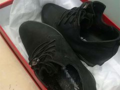 专卖店买的内增高皮鞋 穿两天就碎成“面粉”