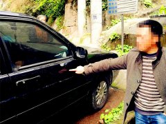 “熊孩子”边玩鞭炮边划车 这下损失大了