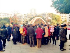 大妈抱娃坐地不起 叫来民警引围观