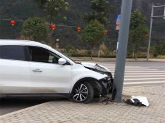 轿车撞上电线杆 车灯飞落爆了3个轮胎