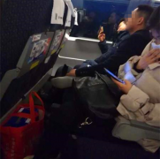 男子动车里展露“香港脚” 旁边美女紧捂鼻子