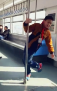 小男孩车厢内跳“钢管舞”  画风惊艳