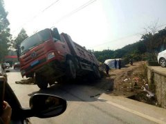 大货车车头高高翘起  车内河沙散落一地
