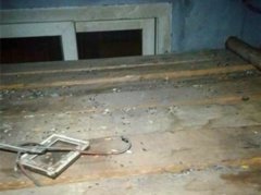 刚租的房子里臭气熏天  掀开吊顶后看呆租客