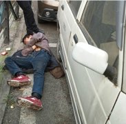 男子躺在河边护栏旁  昏睡两小时