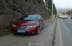 小轿车随意变道  直行车遭＂顶＂失控爆胎