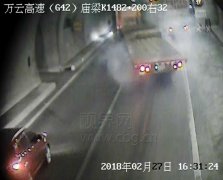 隧道停车险闯大祸 驾驶员：乘客尿急