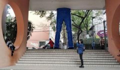 重庆现5米高复古＂运动裤＂ 游客打卡拍照