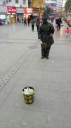 给钱就动！活人扮雕塑吓坏路人