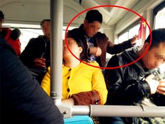 男子公交车里磕瓜子 一边随手把壳扔出了车窗