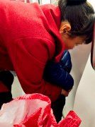 男童想上厕所大妈不下车 非得开车后让他尿门边