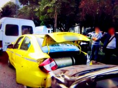 “春困”来袭 老司机打盹致三车追尾