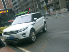 早高峰私家车横停公交港  车内没有人