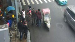 两男子向正在赶集的市民伸出了“第三只手”