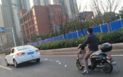 危险！轿车竟这样拉电动车