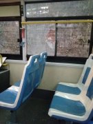 公交车开着开着 玻璃窗突然碎裂还露出一个窟窿