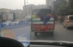 一米八壮汉躺三轮车狭小空间好悠闲