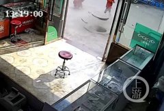 熊孩子朝下水道扔鞭炮 炸飞两个水泥井盖