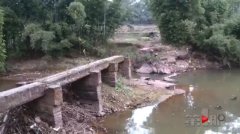 桥被洪水冲垮 家长只能背着孩子蹚水过河去上学