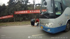 女大学生上学途中晕倒  众人救助转危为安