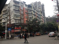 男子踩着滑板在马路上狂飙 周围全是车辆