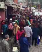 小车失控冲进家门口 将人撞倒不省人事