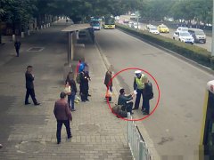 男子背包装小孩 吓得市民报警