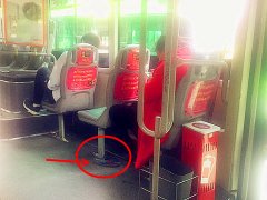 车厢里脱鞋低头玩手机 被同车乘客拍照吐槽