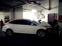 私家车撞上车库方柱 车头扭曲安全气囊弹出