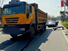 大货车违规强行变道 奔驰刹车不及损失数万元